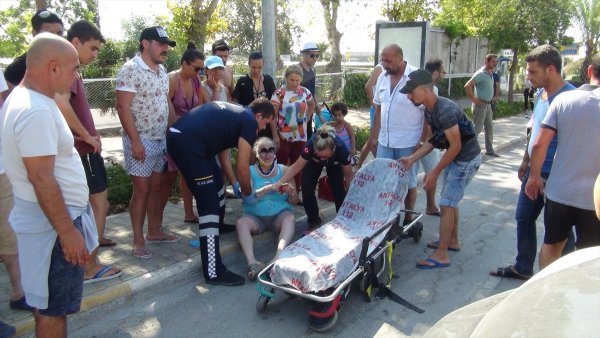 Manavgat'ta Motosiklet İle Hafif Ticari Araç Çarptı: 2 Yaralı