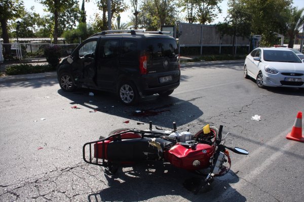 Manavgat'ta Motosiklet İle Hafif Ticari Araç Çarptı: 2 Yaralı