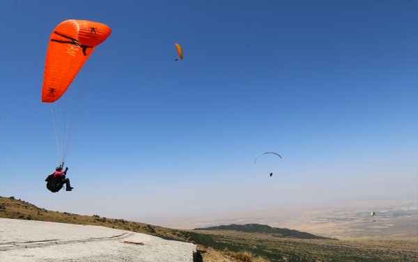 Yamaç Paraşütünde Dünyanın Gözü Hasan Dağı'nda