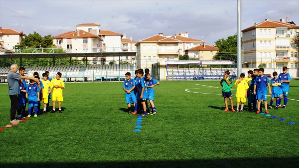 Çocukların Futbolculuk Hayallerini Gerçekleştiriyorlar