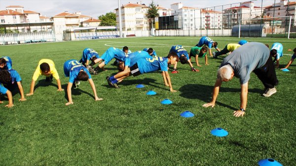 Çocukların Futbolculuk Hayallerini Gerçekleştiriyorlar