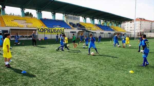 Çocukların Futbolculuk Hayallerini Gerçekleştiriyorlar