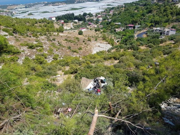 Mersin'de Kamyonet Şarampole Devrildi: 5 Yaralı