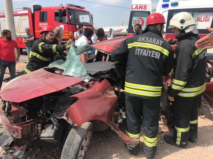 Aksaray’da Direğe Çarpan Otomobil Hurdaya Döndü: 1 Ölü, 1 Yaralı