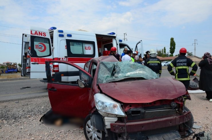 Aksaray’da Direğe Çarpan Otomobil Hurdaya Döndü: 1 Ölü, 1 Yaralı