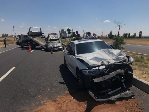 Aksaray'da İki Otomobil Çarpıştı: 7 Yaralı