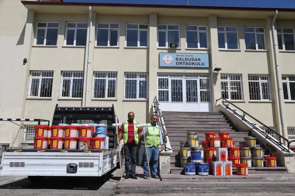 Gölbaşı Belediyesinden Okullara Boya Yardımı