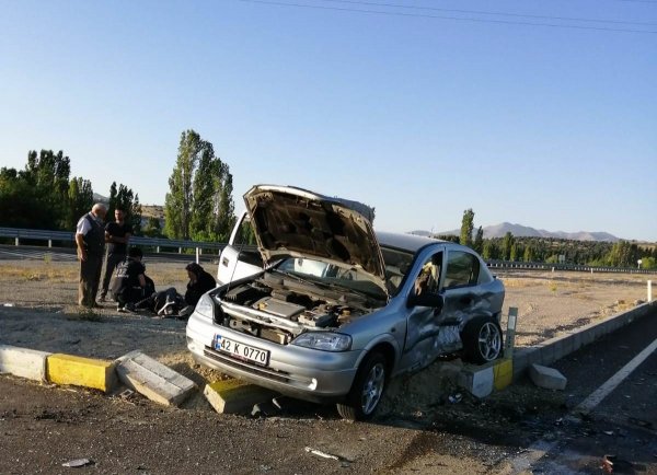 Konya'da İki Otomobil Çarpıştı: 3 Yaralı
