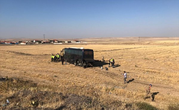 Aksaray'da Düzensiz Göçmenleri Taşıyan Otobüs Kaza Yaptı