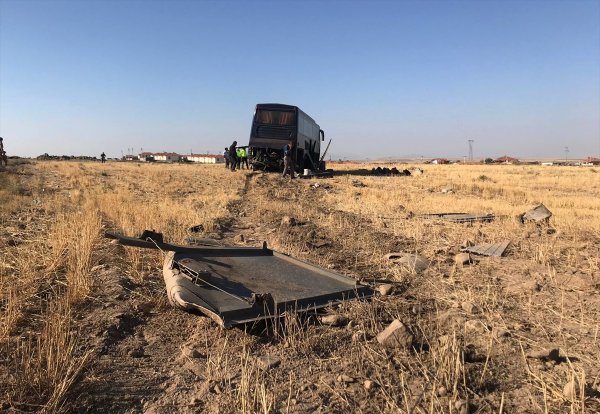 Aksaray'da Düzensiz Göçmenleri Taşıyan Otobüs Kaza Yaptı