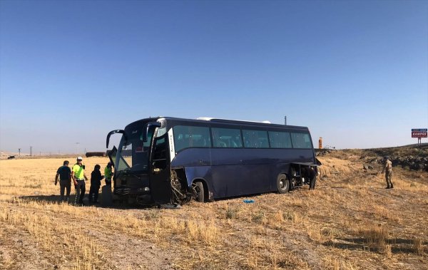 Aksaray'da Düzensiz Göçmenleri Taşıyan Otobüs Kaza Yaptı