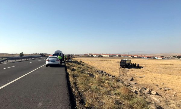Aksaray'da Düzensiz Göçmenleri Taşıyan Otobüs Kaza Yaptı