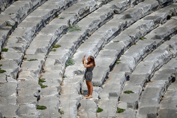 Demre'de Tarım Alanlarının Altında Tarih Yatıyor