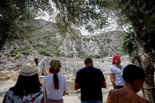 Demre'de Tarım Alanlarının Altında Tarih Yatıyor