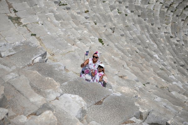 Demre'de Tarım Alanlarının Altında Tarih Yatıyor