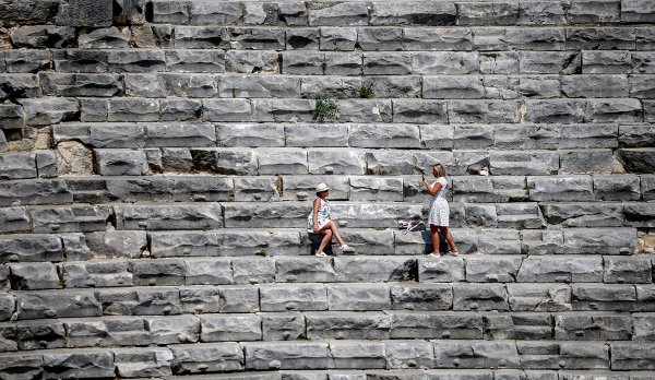 Demre'de Tarım Alanlarının Altında Tarih Yatıyor