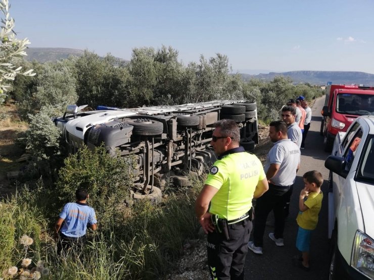 Mut Karaman Yolunda Üzüm Yüklü Kamyon Devrildi: 1 Yaralı