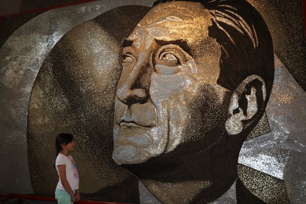 Arnavut Sanatçı 250 Bin Vidayla Atatürk Portresi Yaptı