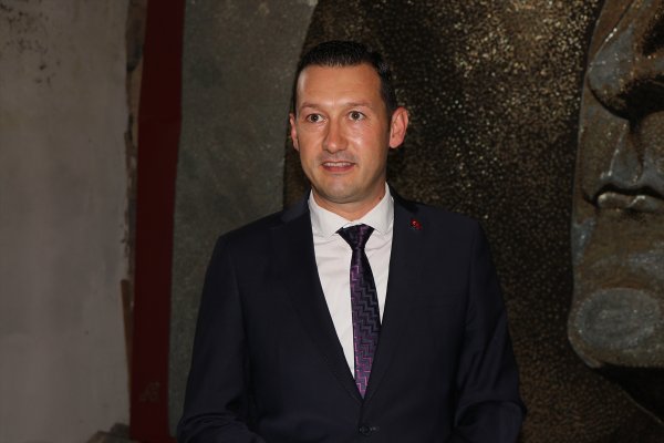 Arnavut Sanatçı 250 Bin Vidayla Atatürk Portresi Yaptı