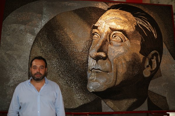 Arnavut Sanatçı 250 Bin Vidayla Atatürk Portresi Yaptı