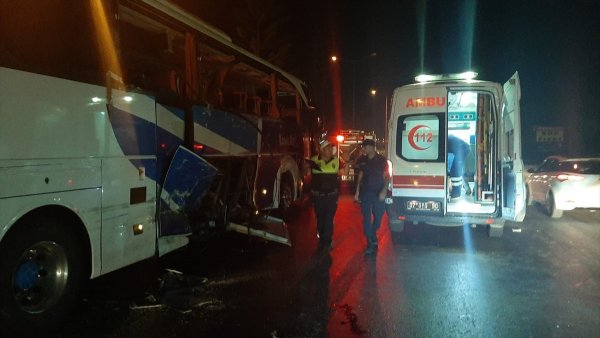 Antalya'da Tur Minibüsü İle Otobüs Çarpıştı: 13 Yaralı