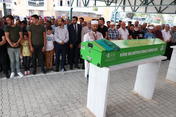 Kocası Tarafından Öldürülen Kadın Toprağa Verildi