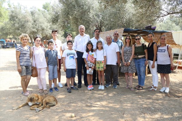 Kitap Satıp Sokak Hayvanlarına Mama Aldılar