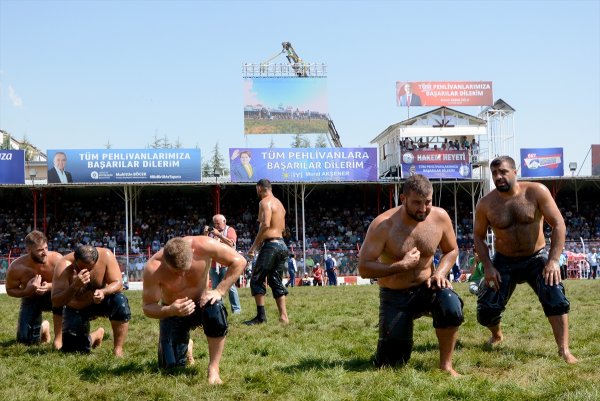 Hasta Kızı İçin Güreşti, Yenilince Gözyaşı Döktü