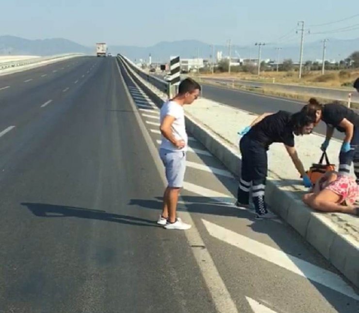 Yolda Sızıp Kalan Kadını Sağlık Ekipleri Uyandırdı