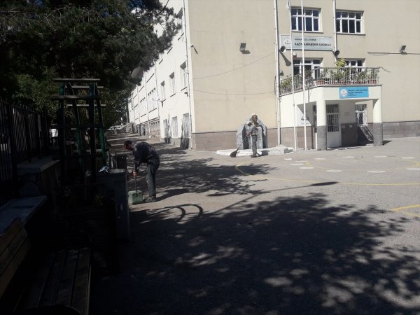 Kızılcahamam Belediyesi Okul Bahçelerini Temizledi