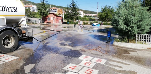 Kızılcahamam Belediyesi Okul Bahçelerini Temizledi
