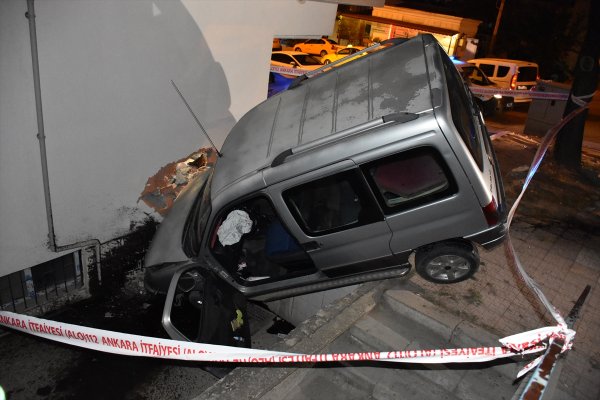 Ankara'da Apartmana Çarpan Araç Yan Yattı: 1 Yaralı