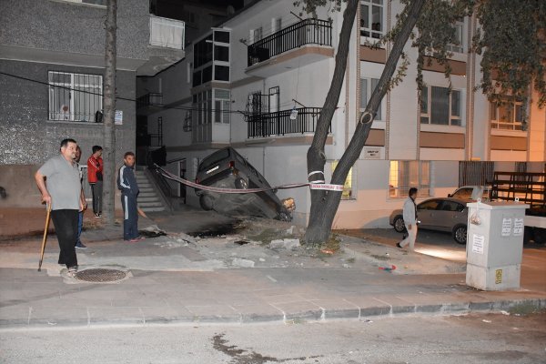 Ankara'da Apartmana Çarpan Araç Yan Yattı: 1 Yaralı