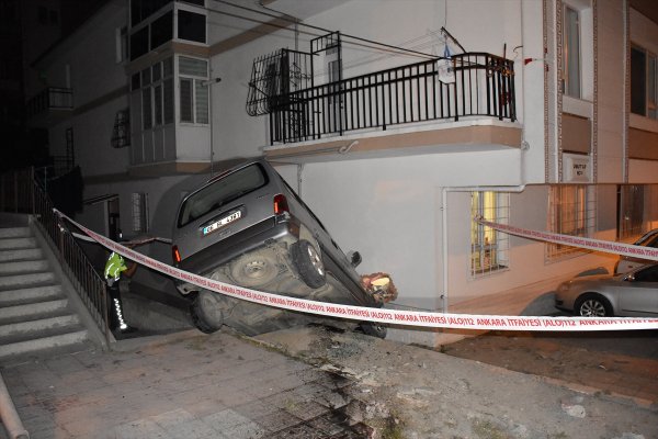 Ankara'da Apartmana Çarpan Araç Yan Yattı: 1 Yaralı