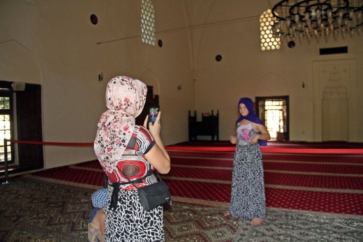 Alanya’da 788 Yıllık Tarihi Camiye Turistlerin Yoğun İlgisi