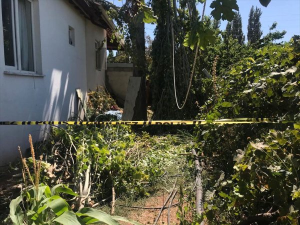 Kestiği Kavak Ağacının Dallarına Başı Sıkışan Kişi Öldü