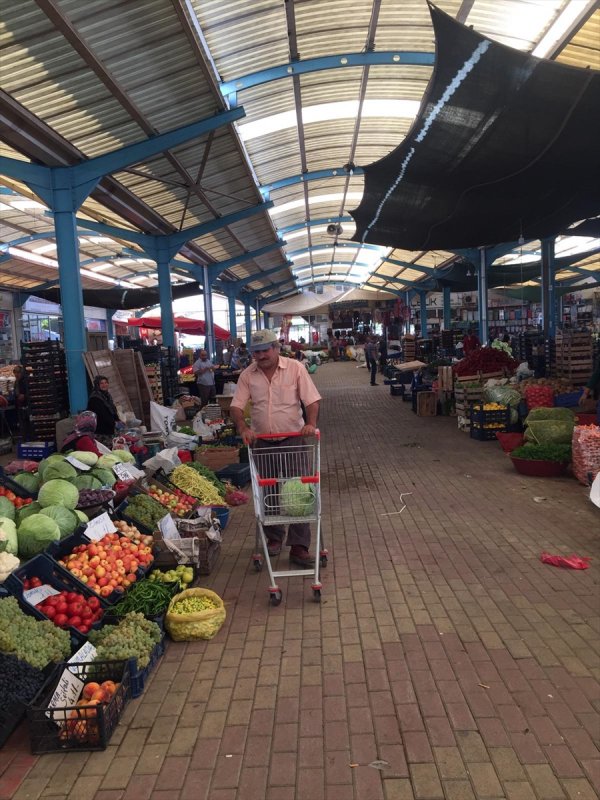 Çumra Belediyesi Pazar Yerine Alış Veriş Arabaları Koydu