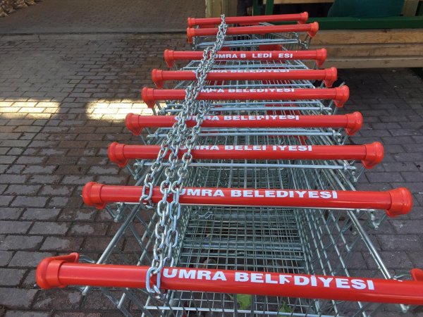 Çumra Belediyesi Pazar Yerine Alış Veriş Arabaları Koydu