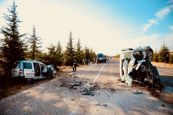 Eskişehir'de Ticari Araç İle Kamyonet Çarpıştı: 2 Ölü, 2 Yaralı