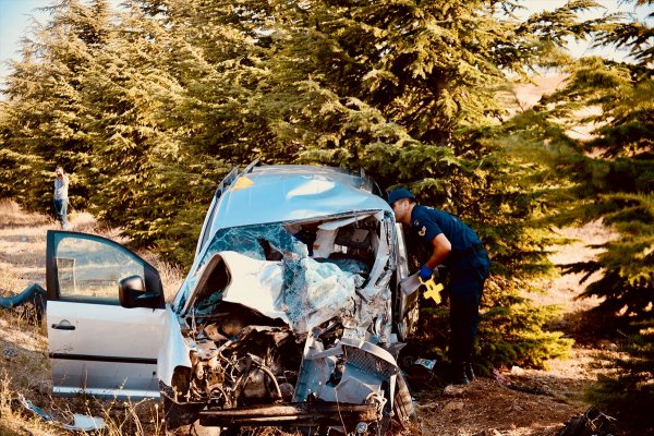 Eskişehir'de Ticari Araç İle Kamyonet Çarpıştı: 2 Ölü, 2 Yaralı