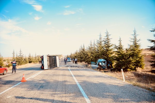 Eskişehir'de Ticari Araç İle Kamyonet Çarpıştı: 2 Ölü, 2 Yaralı