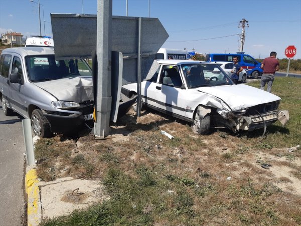 Konya'da Hafif Ticari Araç İle Otomobil Çarpıştı: 7 Yaralı