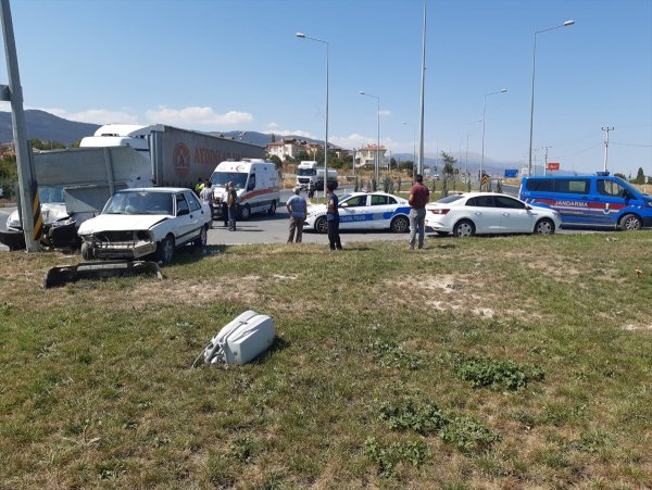 Konya'da Hafif Ticari Araç İle Otomobil Çarpıştı: 7 Yaralı