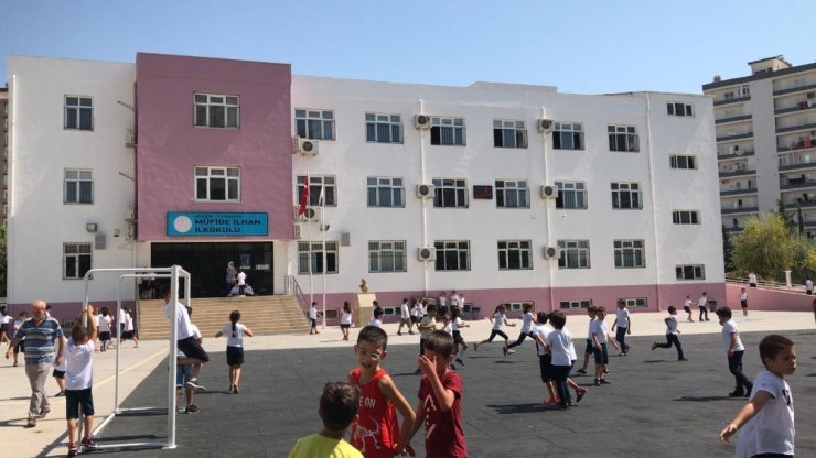 Mersin'de Okul Basan Veli Kapı Kırdı