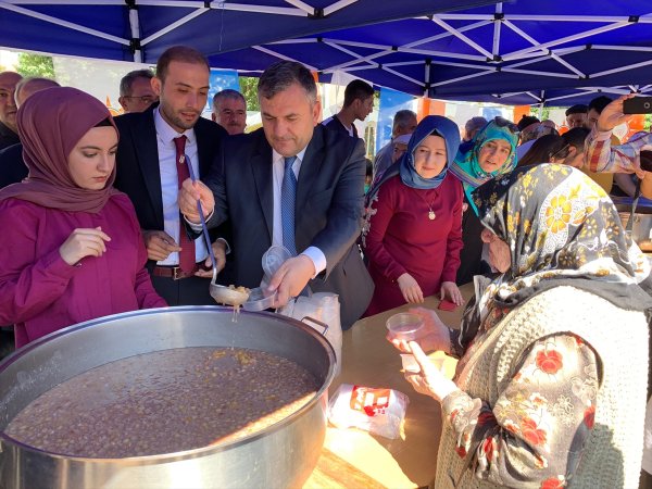 Ak Parti Çubuk Gençlik Kollarından Aşure Dağıtımı