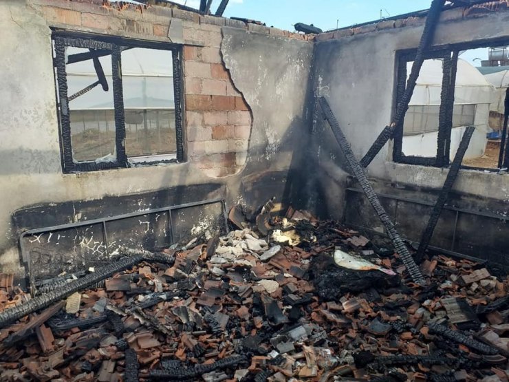 Aksu İlçesinde Çıkan Yangında Ev Küle Döndü