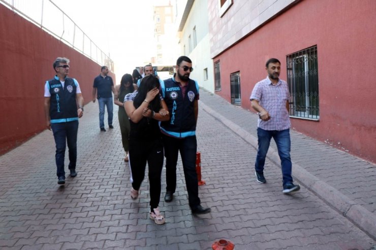 Fuhuş Yapılan Evlerin Etrafına Gözcü Koyup Komisyon Vermişler