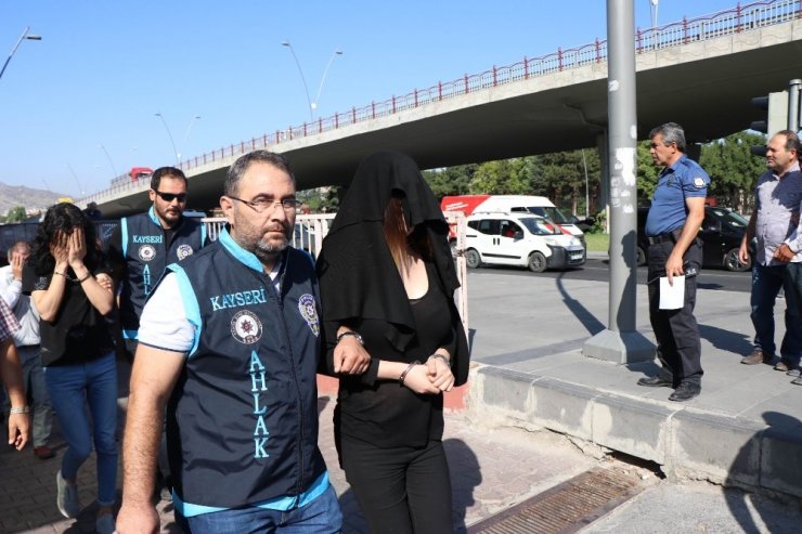 Fuhuş Yapılan Evlerin Etrafına Gözcü Koyup Komisyon Vermişler