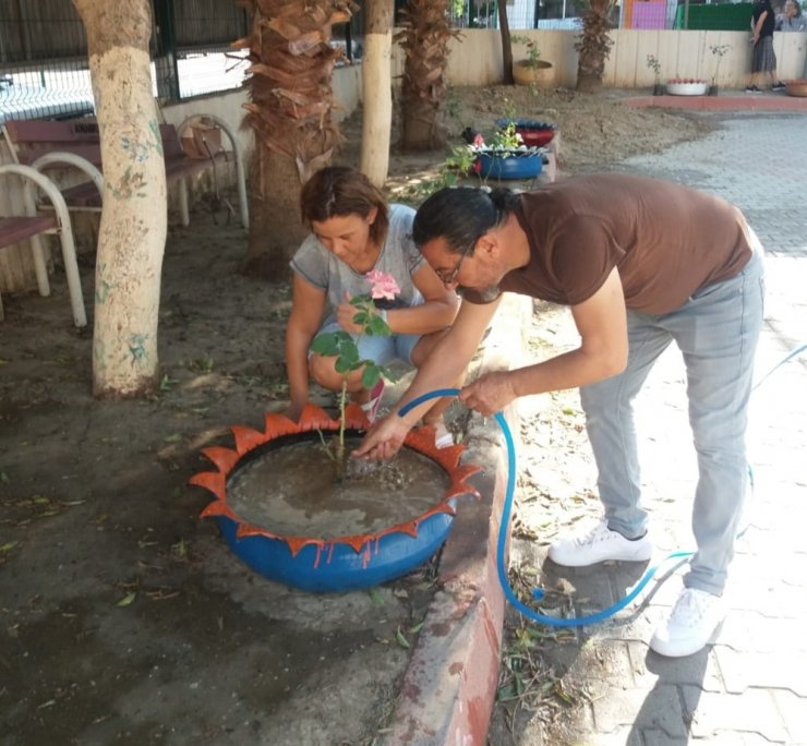 Kıbrıs İlkokulu Çiçeklerle Renklendi