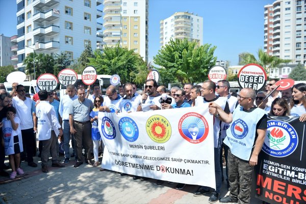 Velinin Okul Müdürünün Kapısını Kırması Protesto Edildi